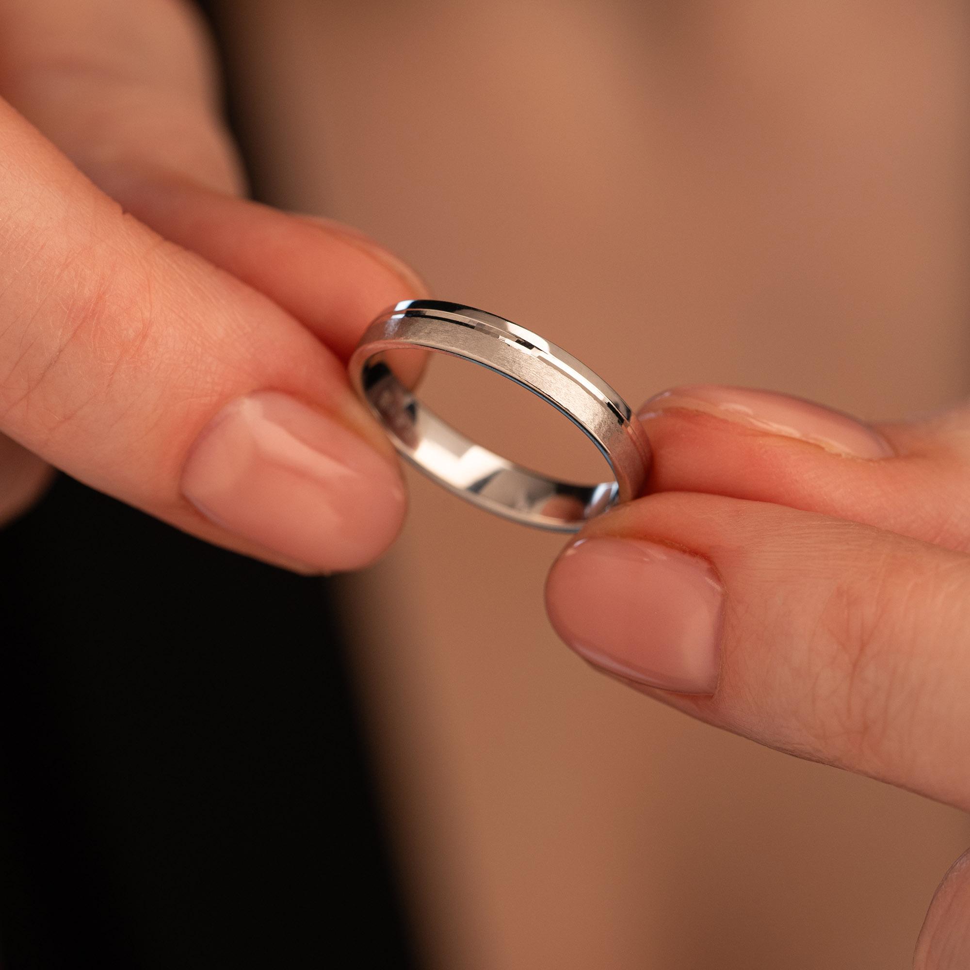 Обручальное кольцо из белого золота 210-000-316