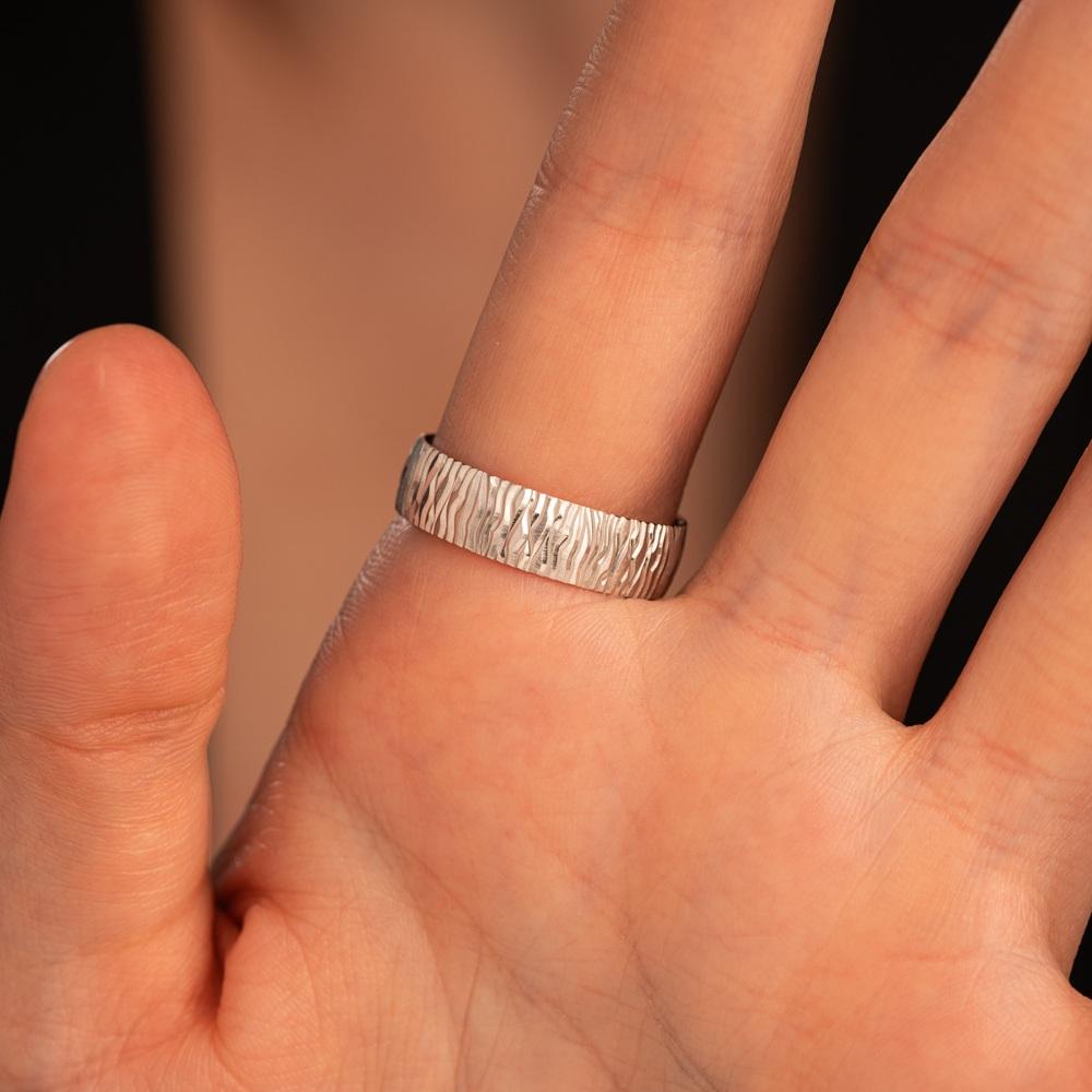 Обручальное кольцо из белого золота рифленое 510-000-090