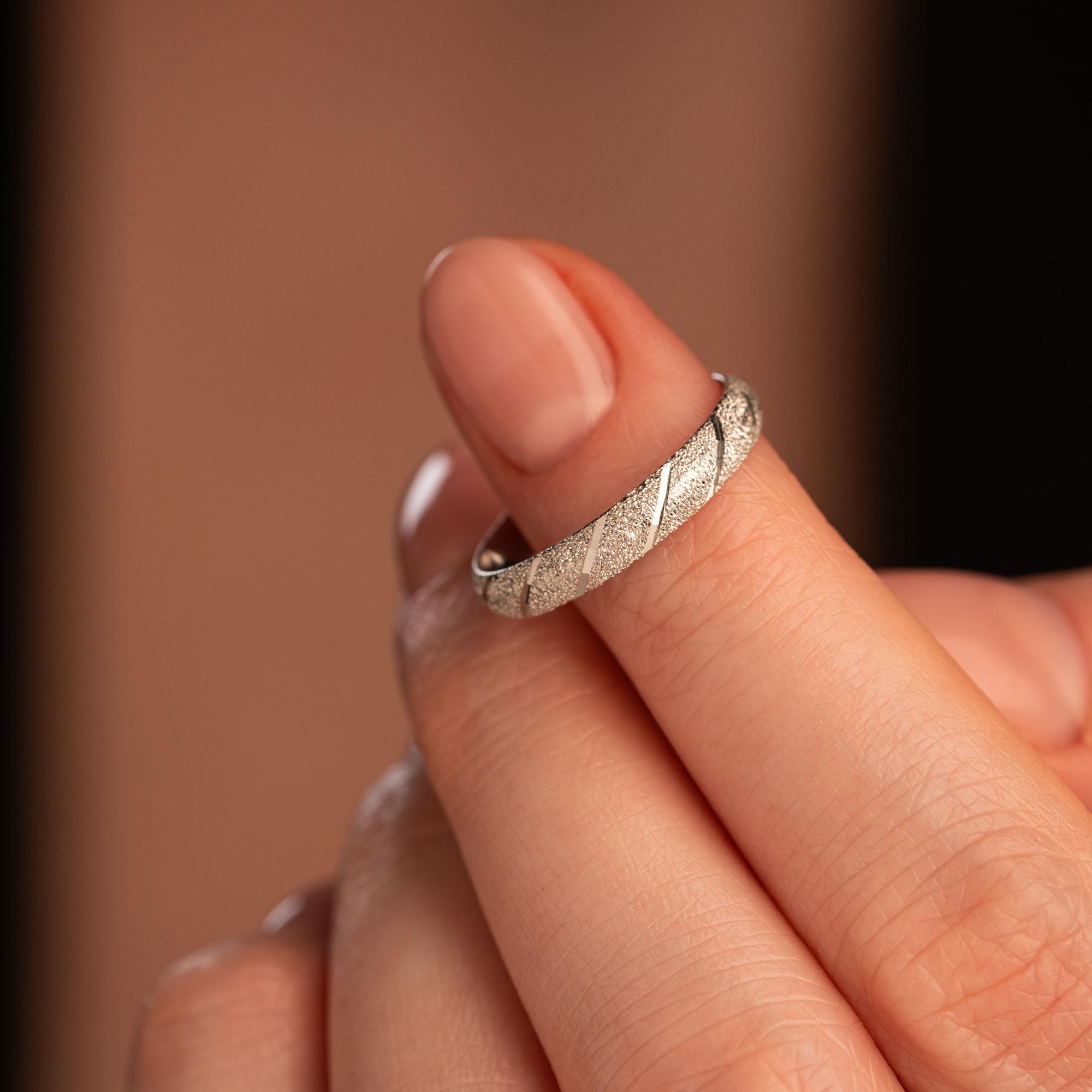 Обручальное кольцо из белого золота 210-000-734