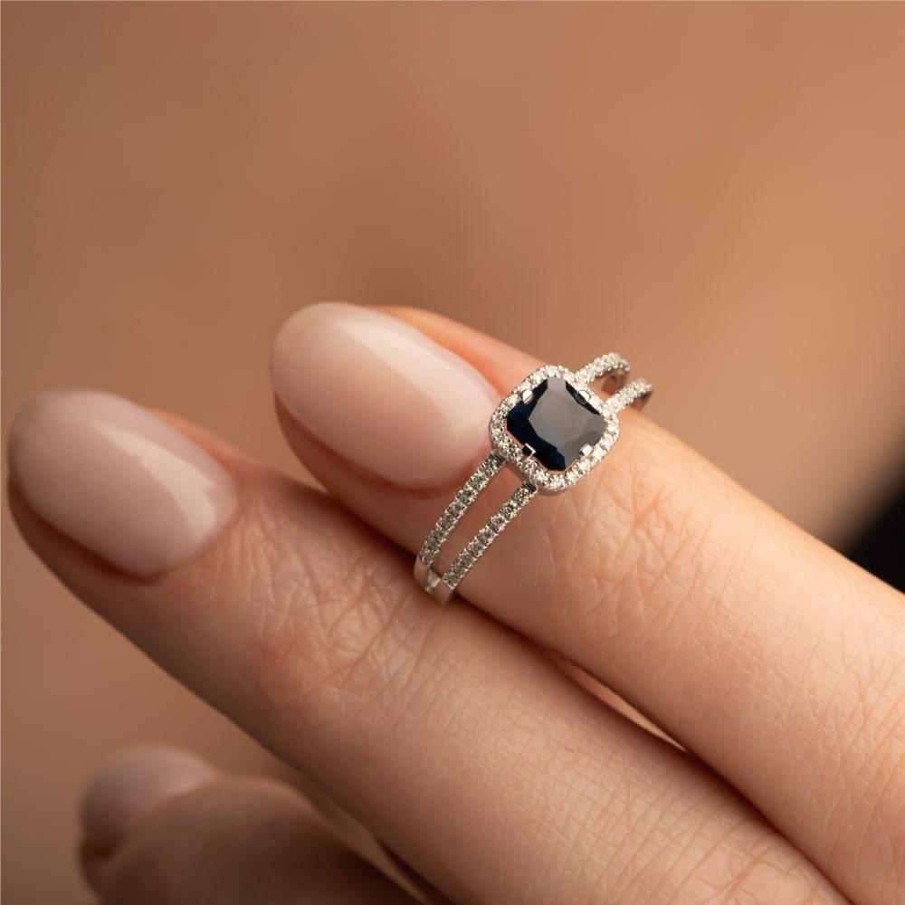 Кольцо из белого золота 585 пробы с сапфиром и бриллиантами 921812С