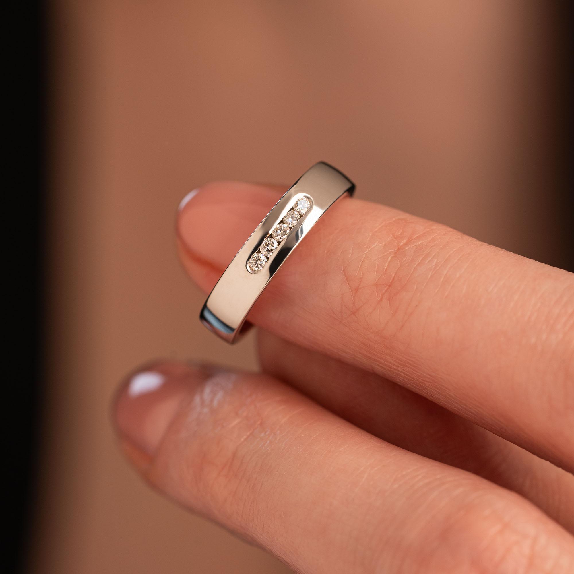 Обручальное кольцо с бриллиантом 212-050-311