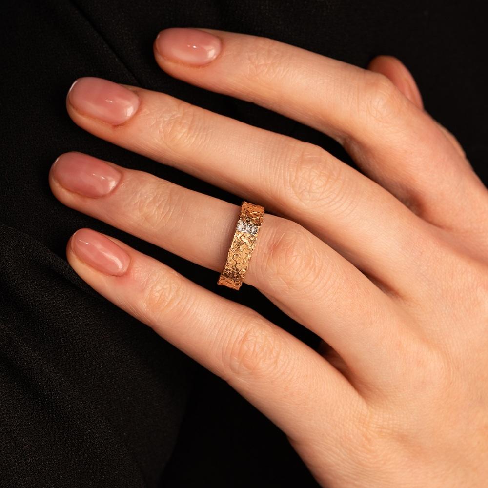 Кольцо из красного золота с фактурной шинкой и бриллиантами 911865Б