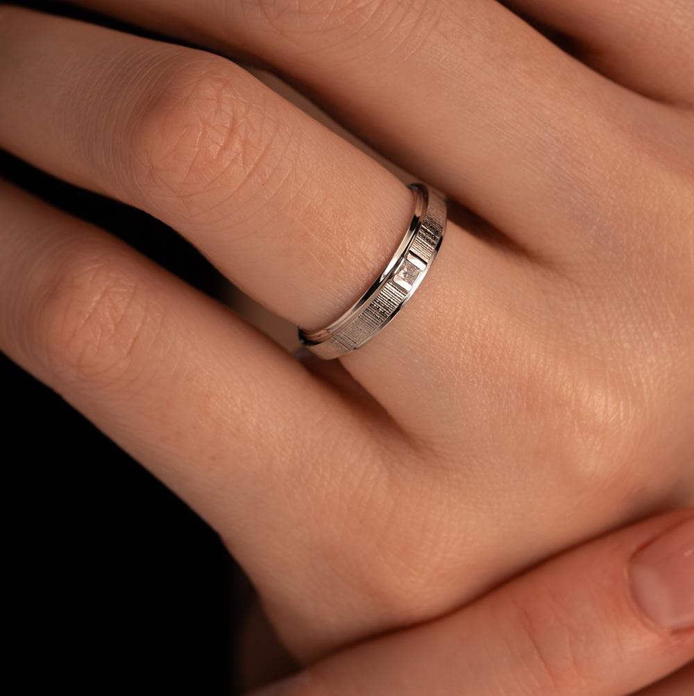 Обручальное кольцо с бриллиантом 921993Б