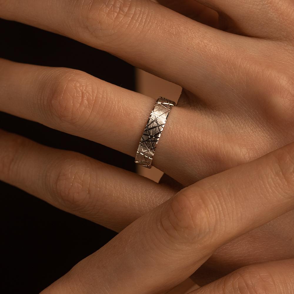 Кольцо с гранями из белого золота  510-000-176