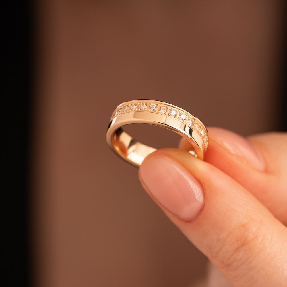 Обручальное кольцо-шайба из красного золота с бриллиантами по кругу 502-380-198
