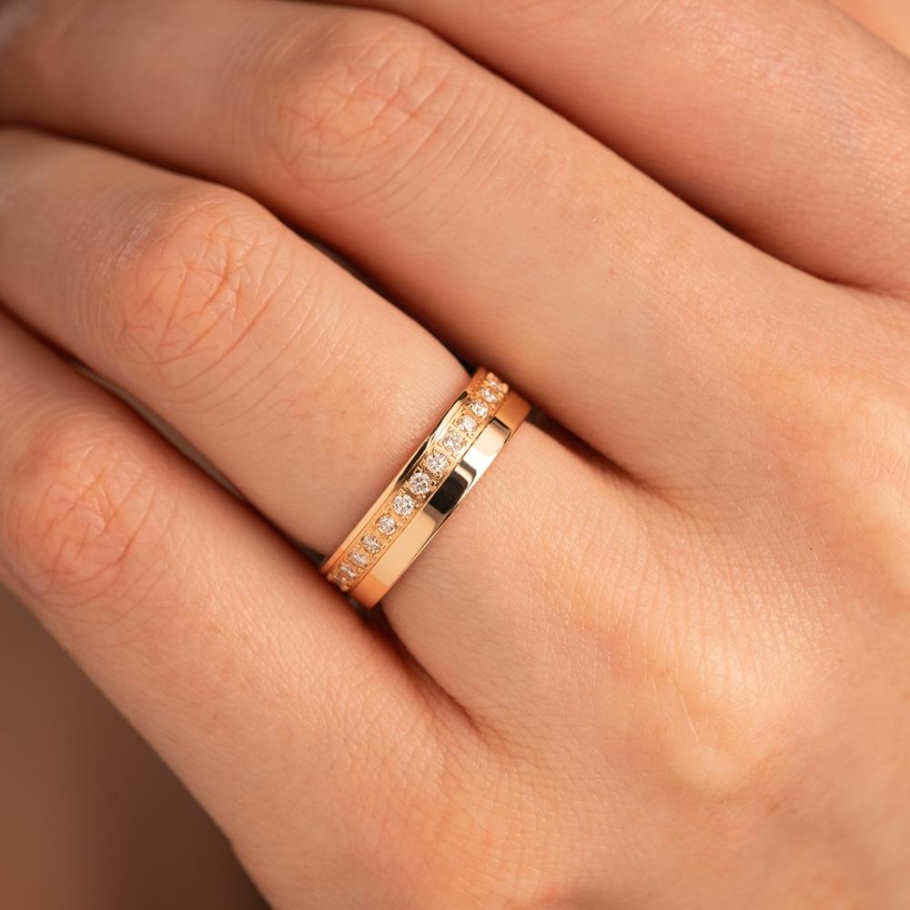 Обручальное кольцо-шайба из красного золота с бриллиантами по кругу 502-380-198