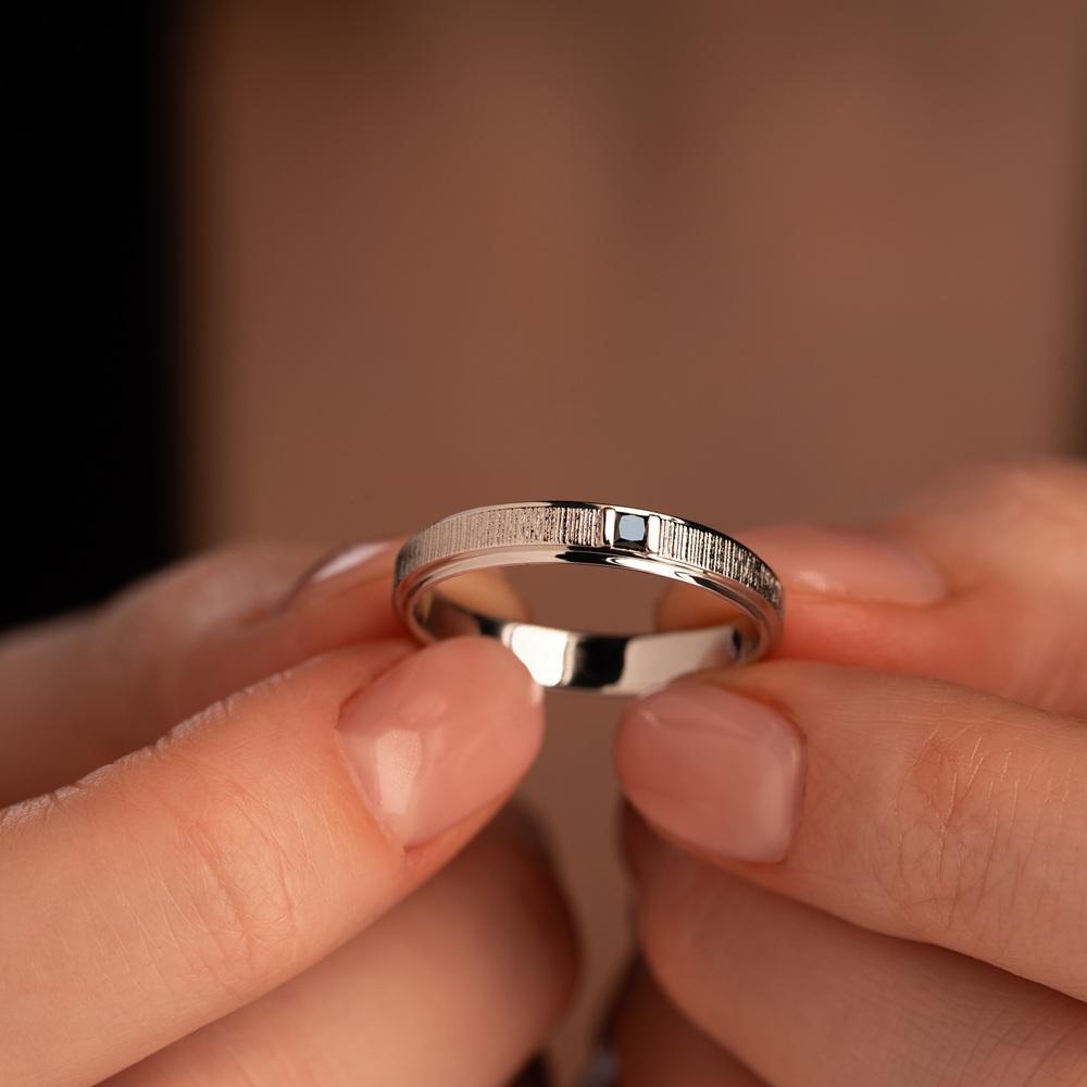 Обручальное кольцо с черным бриллиантом 921993ЧБ