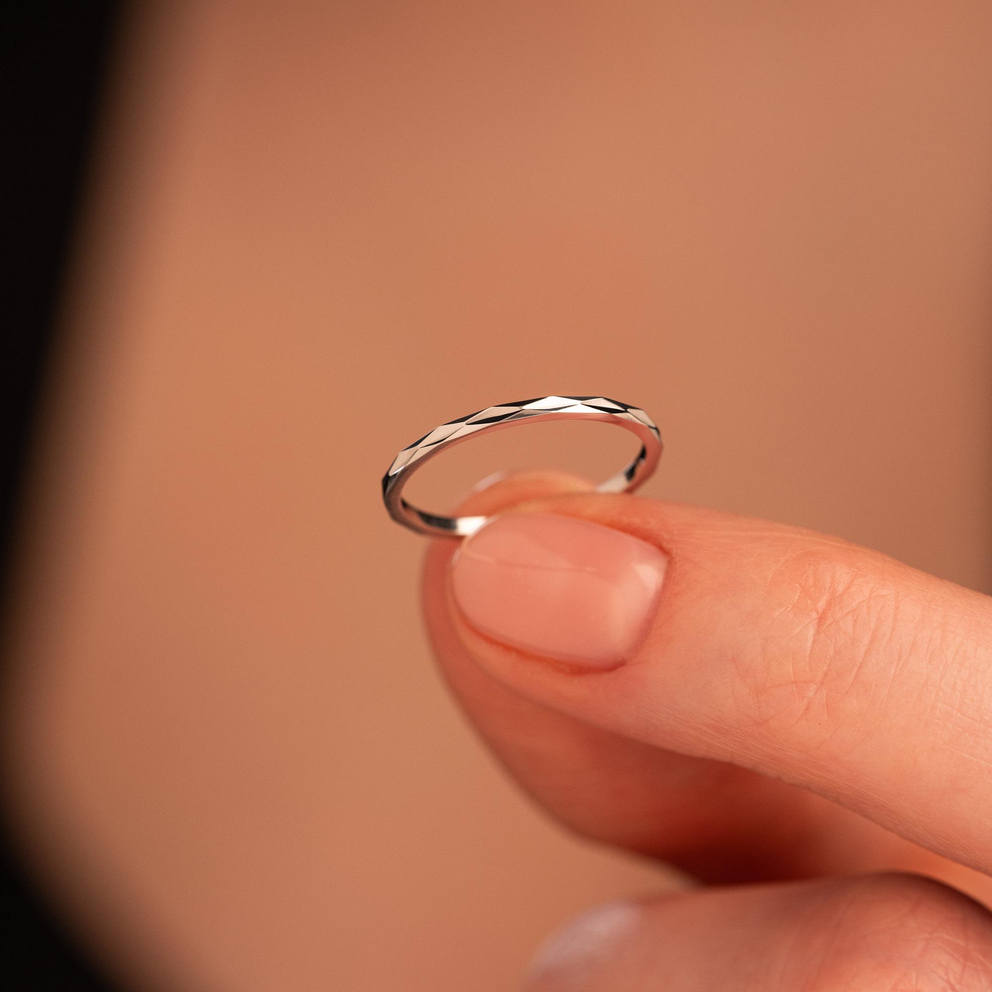 Обручальное кольцо из белого золота 210-000-504