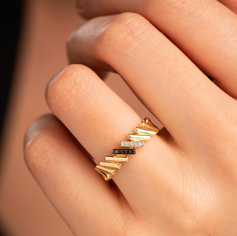 Кольцо из желтого золота с бриллиантами и рубином 931948Б