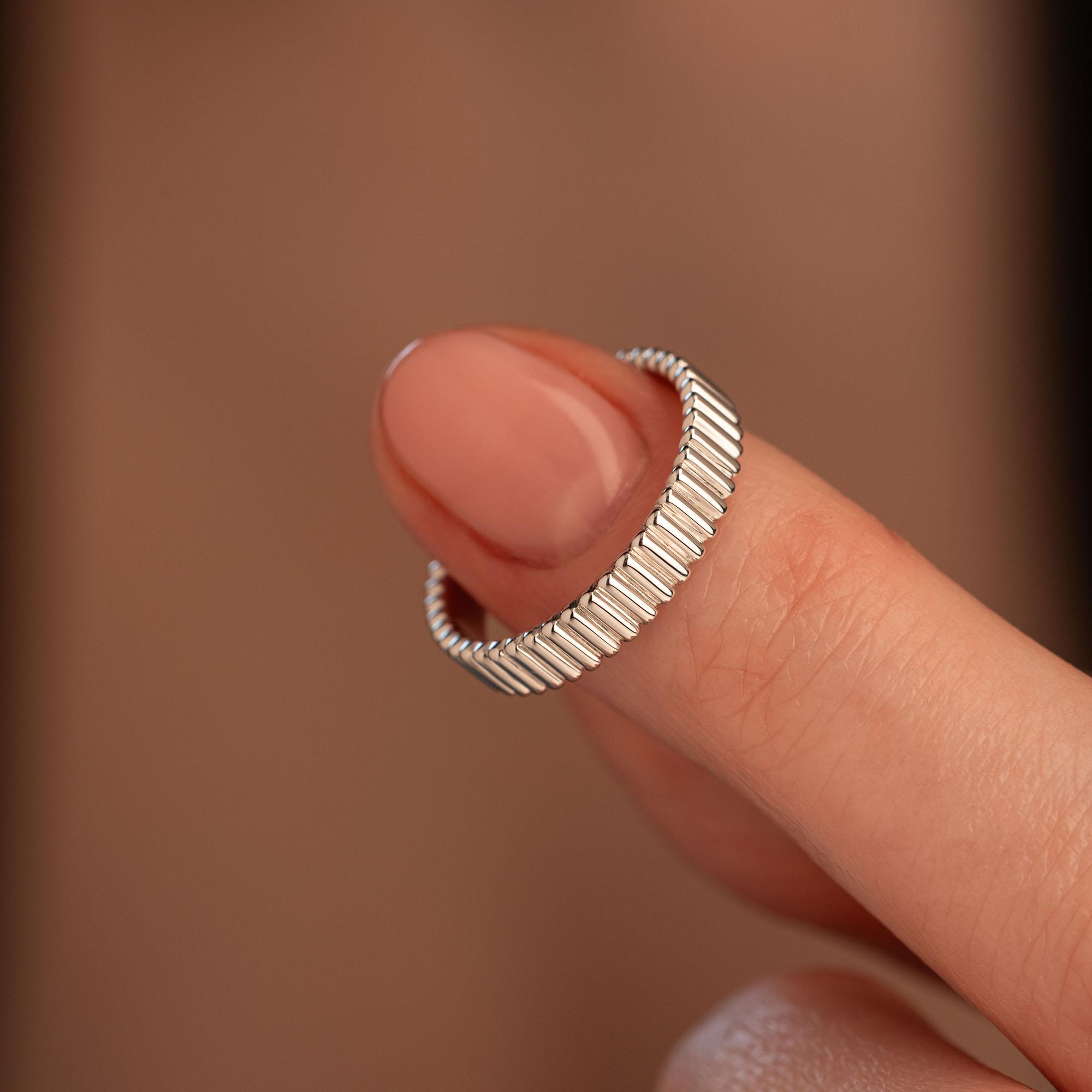 Кольцо из белого золота 585 пробы фактурное 921479-3