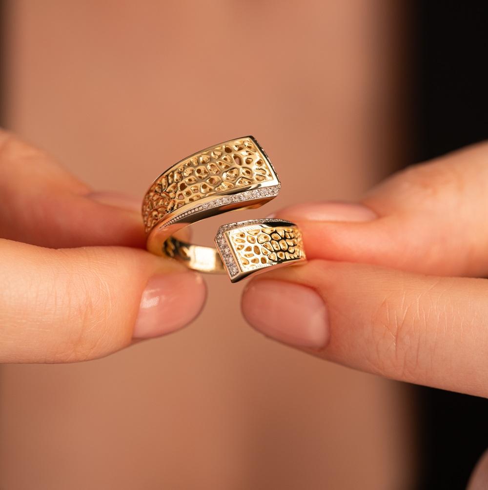 Кольцо из желтого золота с бриллиантами и рубином 9311042Б 