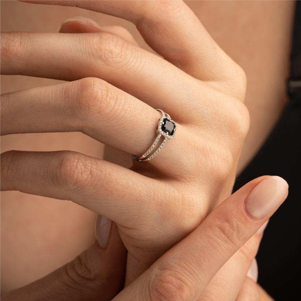 Кольцо из белого золота 585 пробы с сапфиром и бриллиантами 921812С