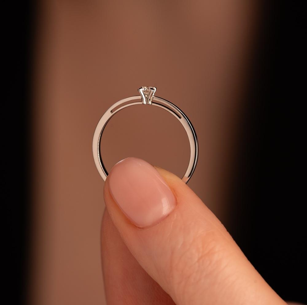 Кольцо из белого золота с бриллиантом 9211003Б