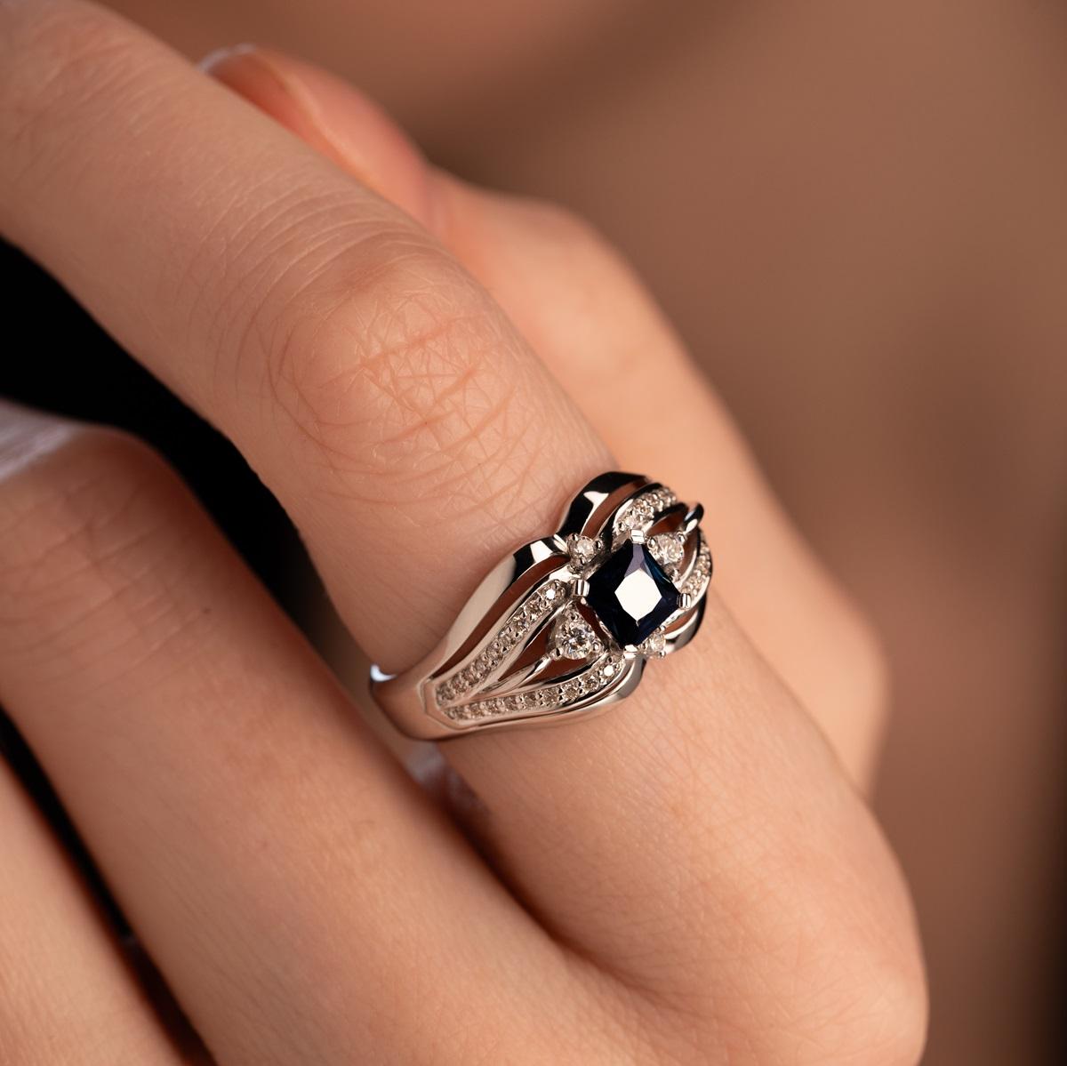 Кольцо с сапфиром и бриллиантами 921909С