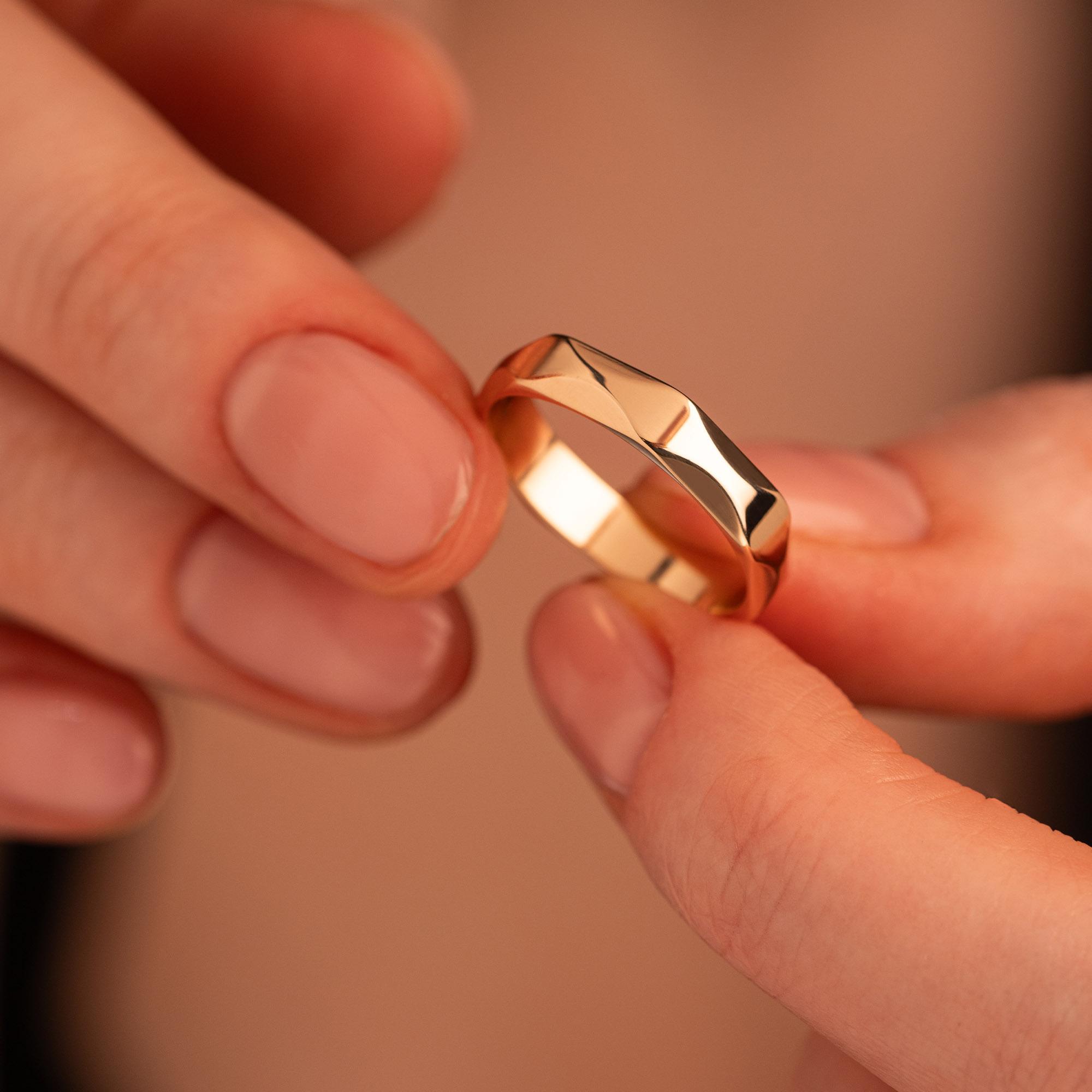 Обручальное кольцо из красного золота 700-000-220