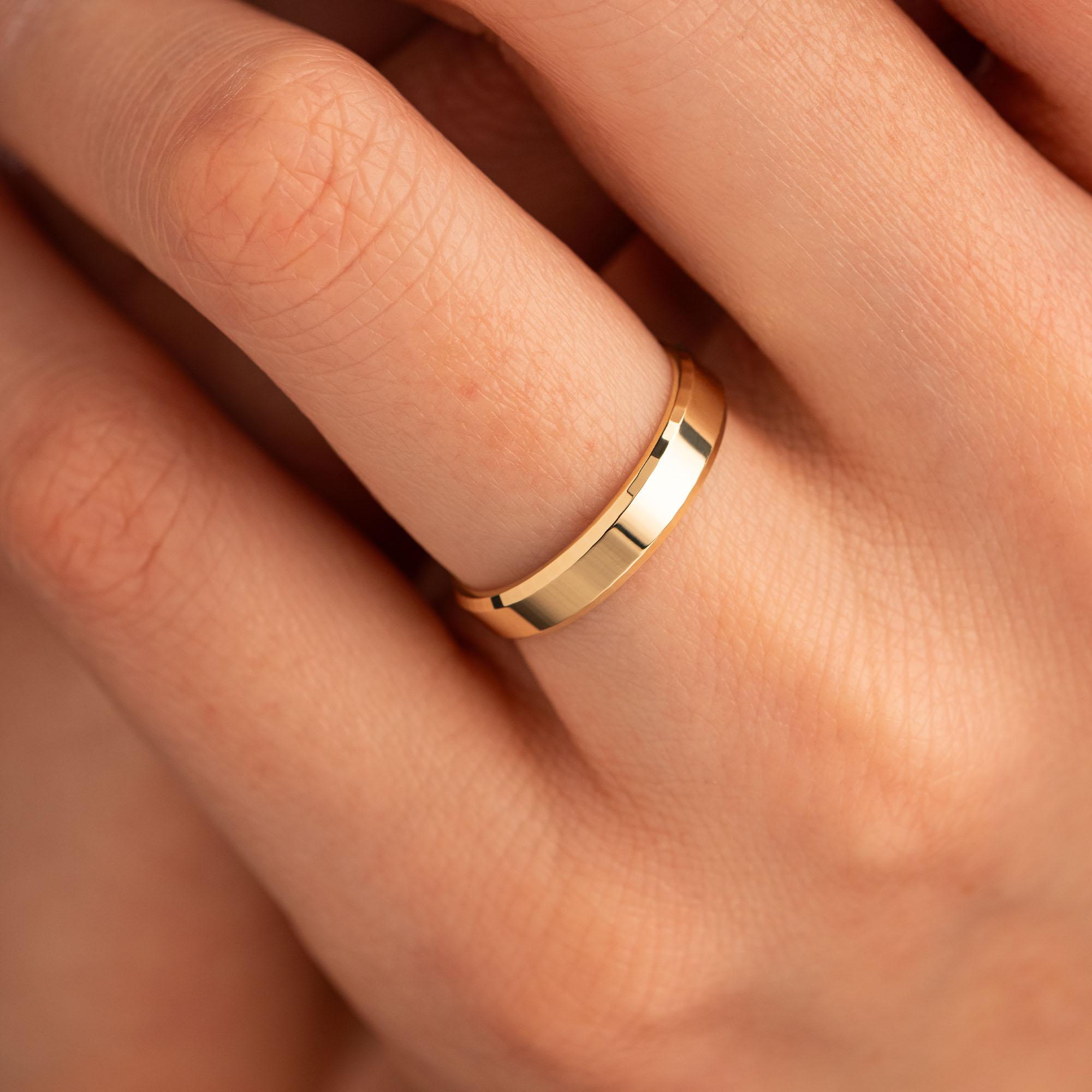 Обручальное кольцо из желтого золота 220-000-454