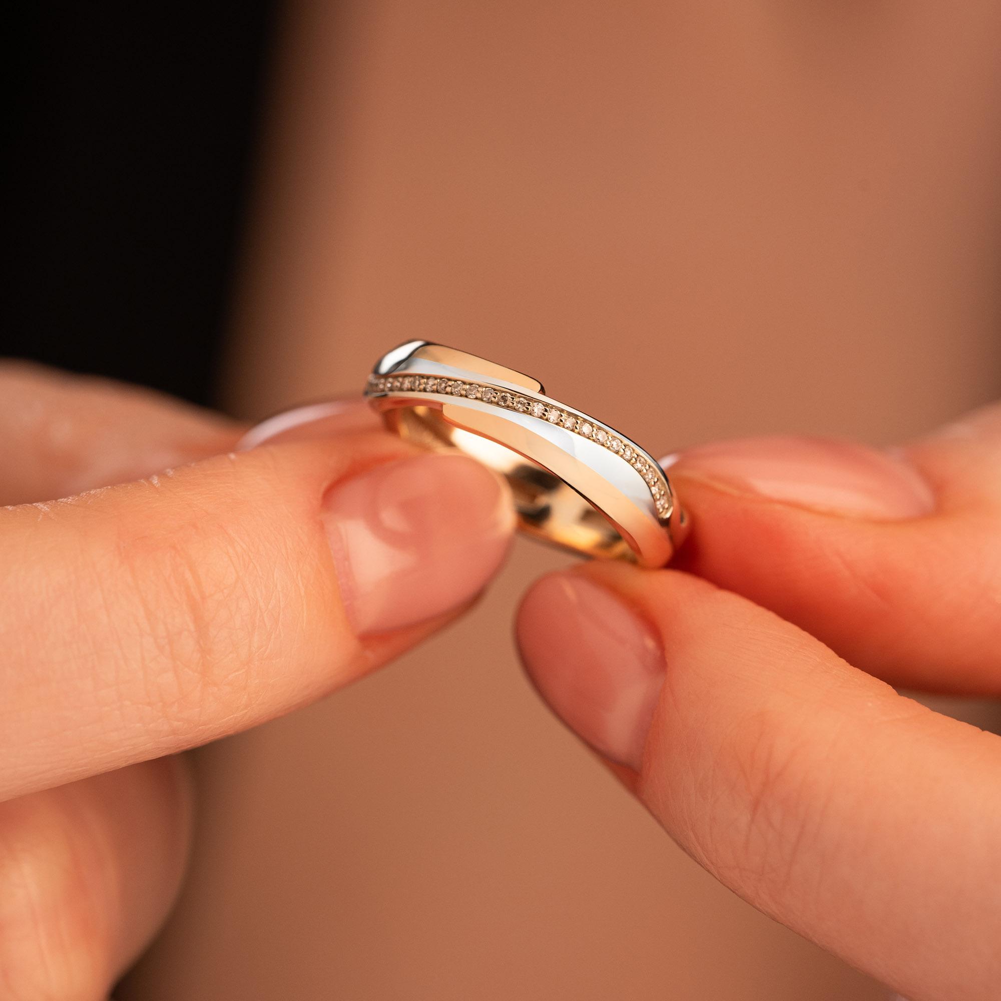 Кольцо из двух видов золота с бриллиантами 911927Б