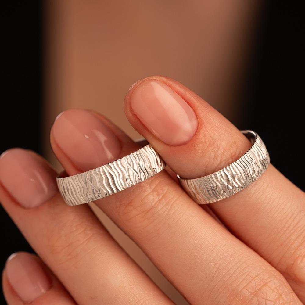 Обручальное кольцо из белого золота рифленое 510-000-090