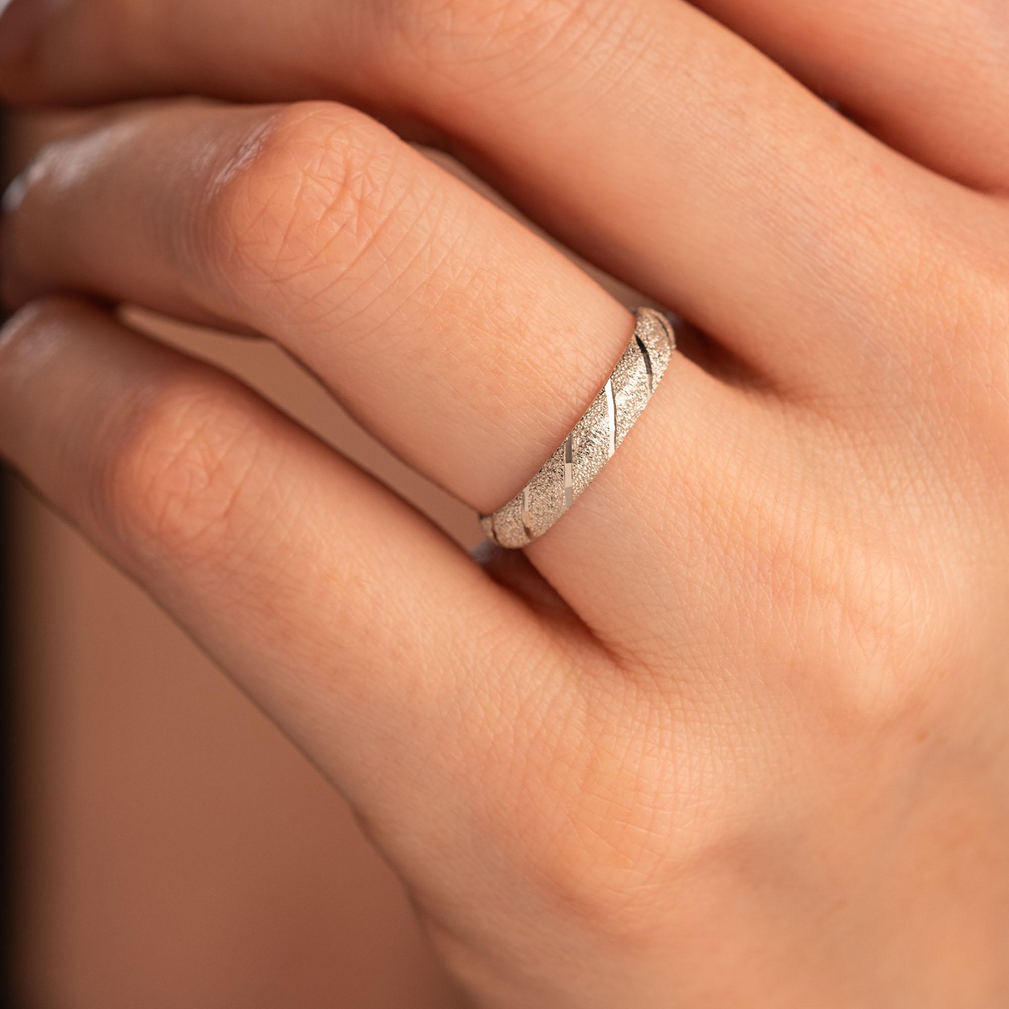 Обручальное кольцо из белого золота 210-000-734