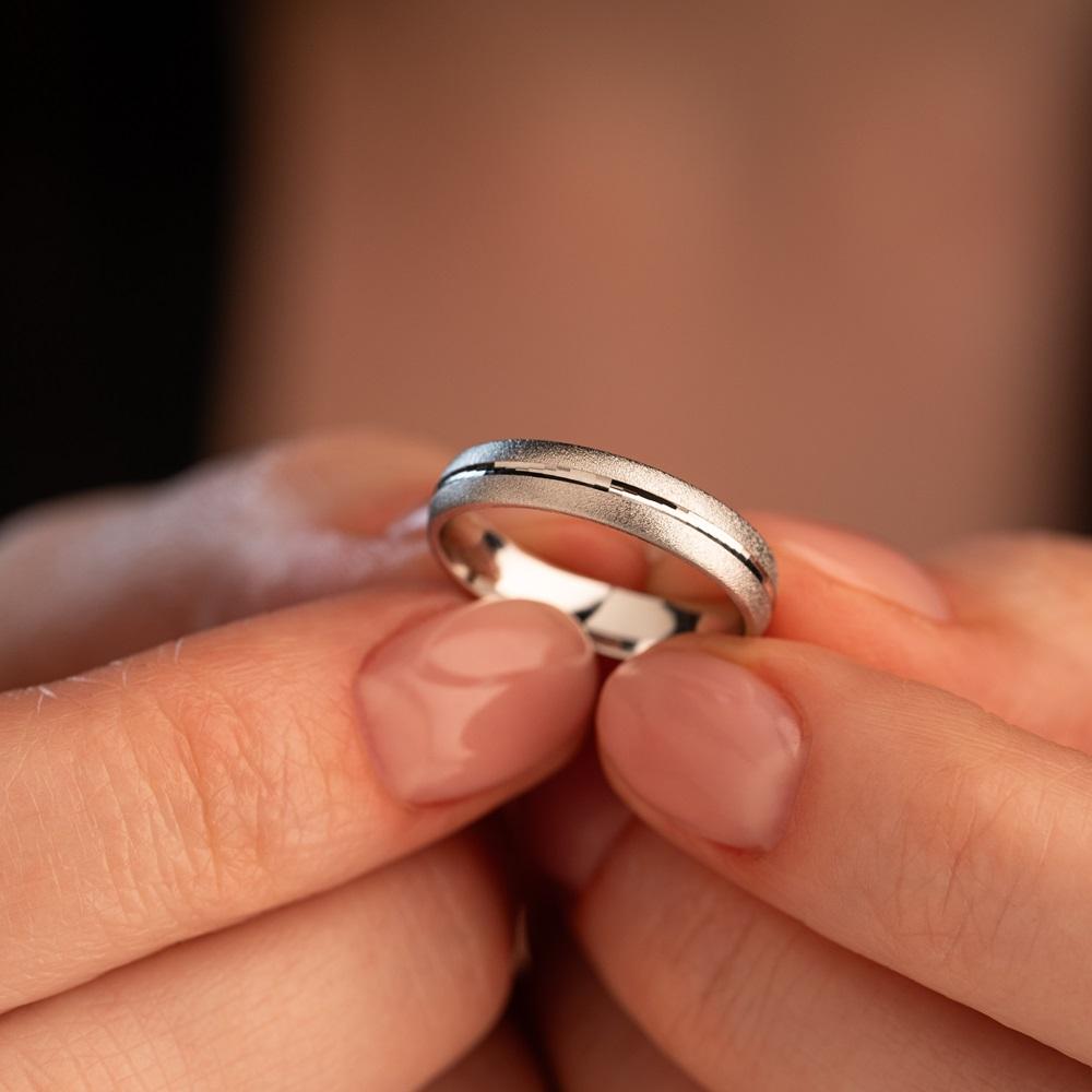 Обручальное кольцо из белого золота 210-000-720