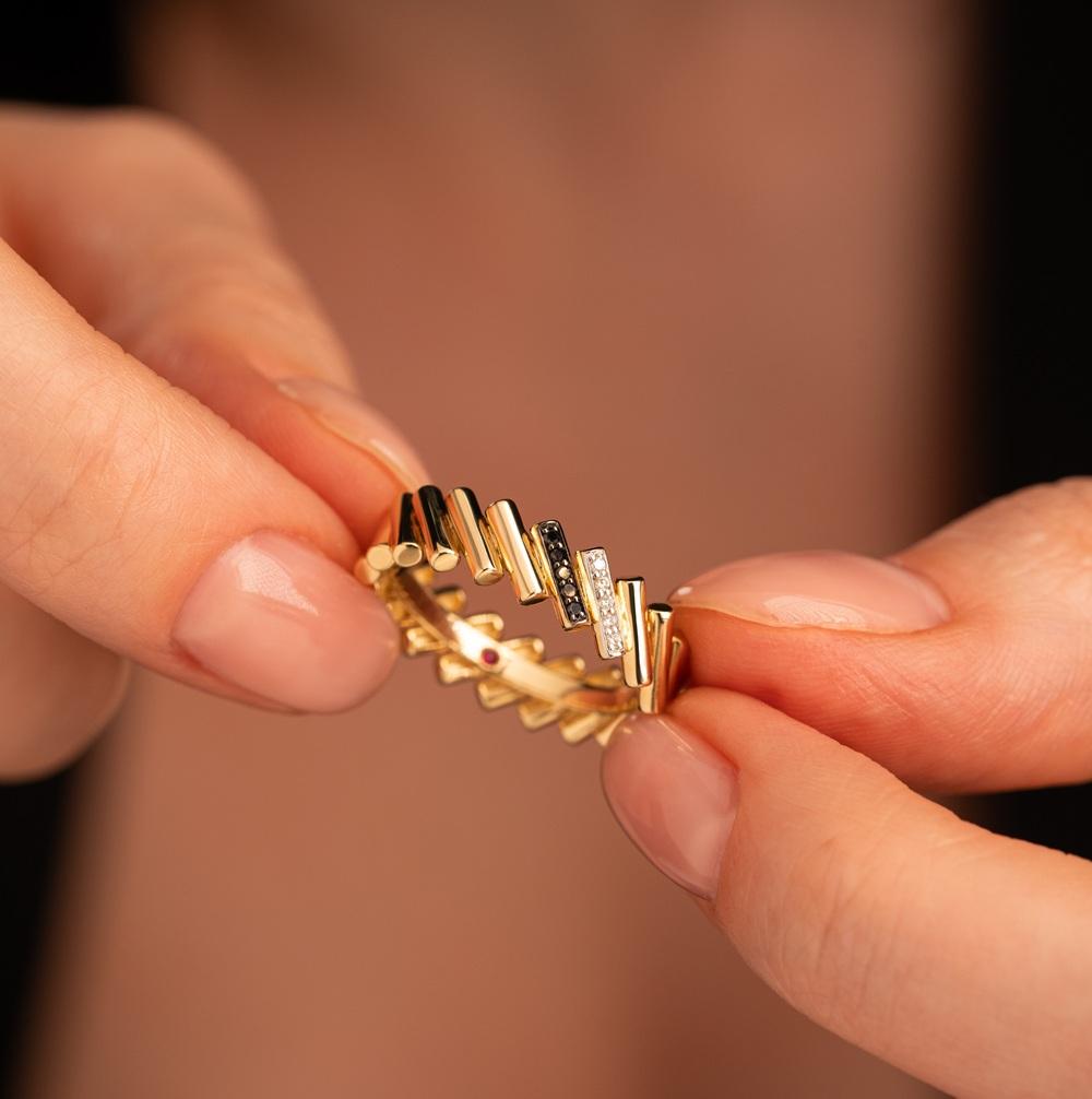 Кольцо из желтого золота с бриллиантами и рубином 931948Б