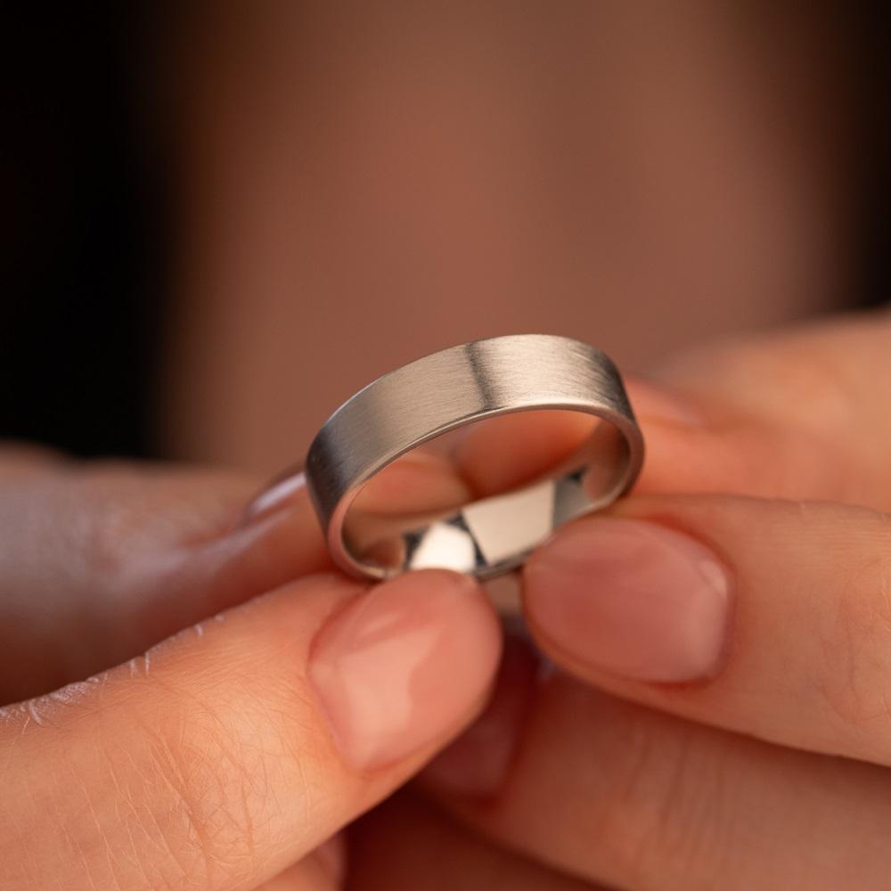 Обручальное кольцо из белого золота 210-000-356