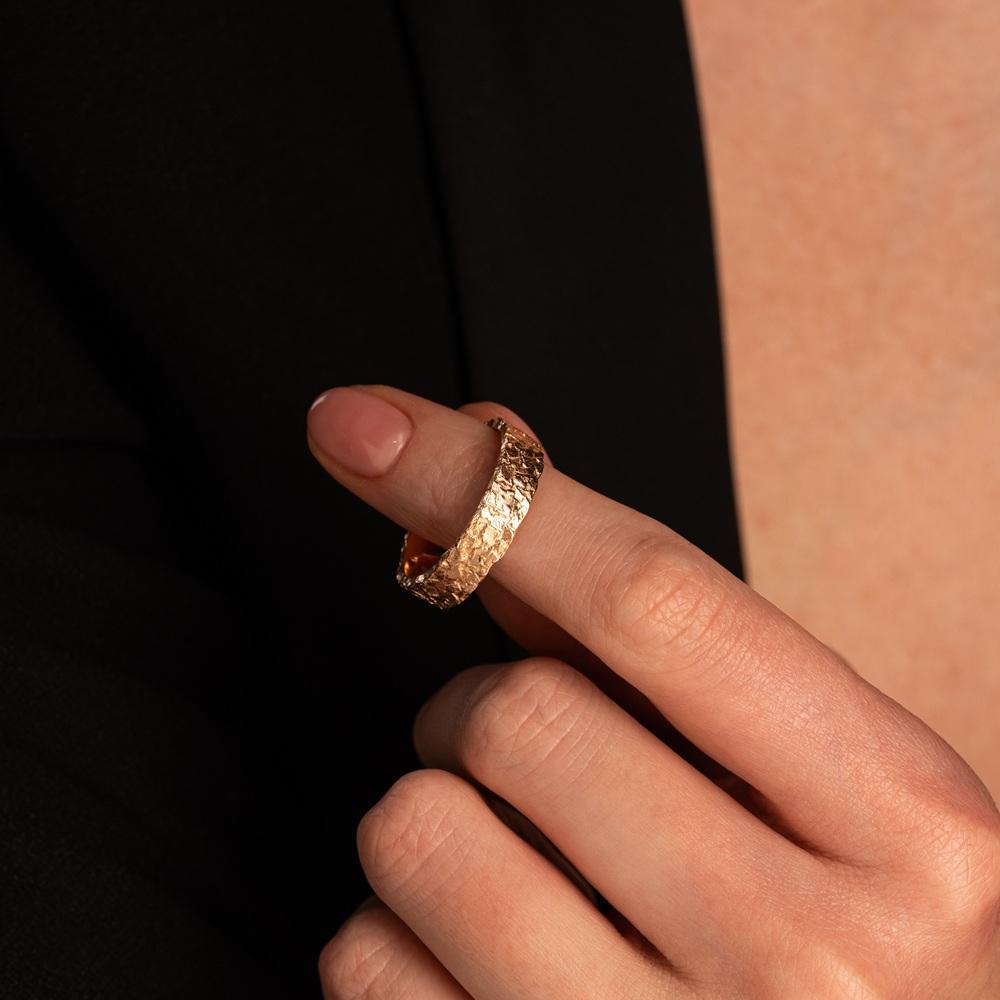 Кольцо из красного золота с фактурной шинкой 911865