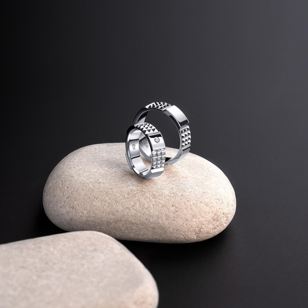 Обручальное кольцо из белого золота фактурное  710-000-292