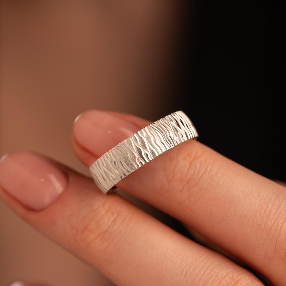 Обручальное кольцо из белого золота рифленое 510-000-090