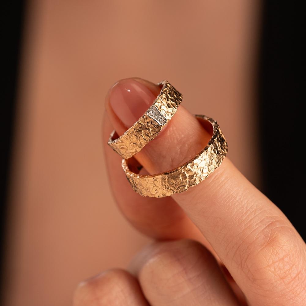 Кольцо из красного золота с фактурной шинкой и бриллиантами 911865Б