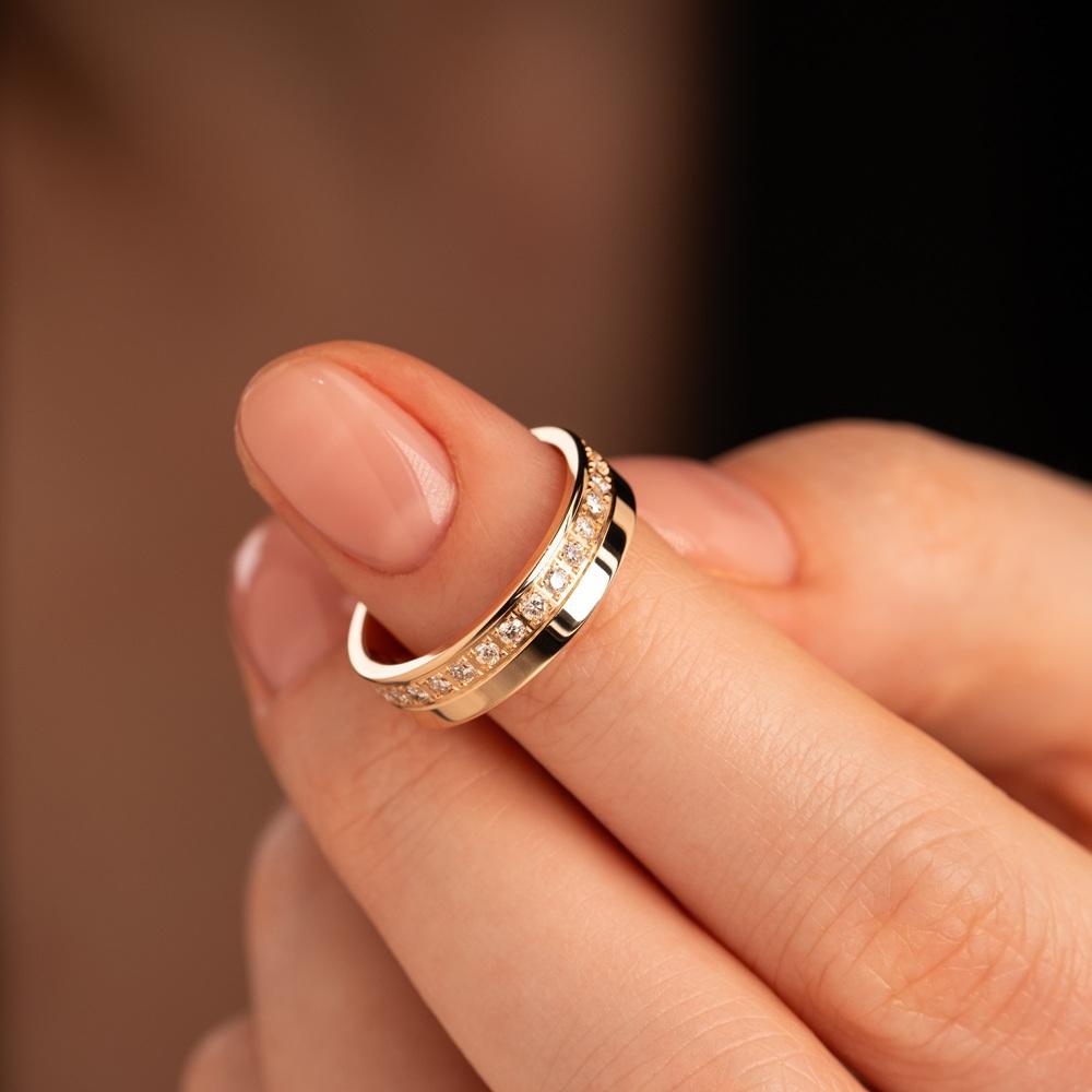 Обручальное кольцо-шайба из красного золота с бриллиантами по кругу 502-380-198