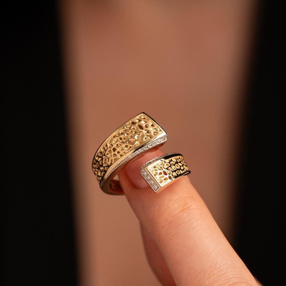 Кольцо из желтого золота с бриллиантами и рубином 9311042Б 