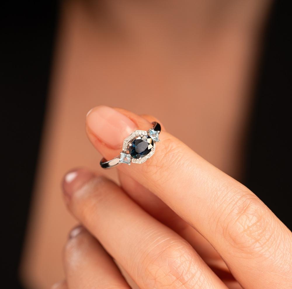 Кольцо из белого золота с топазами и сапфиром 9211039С