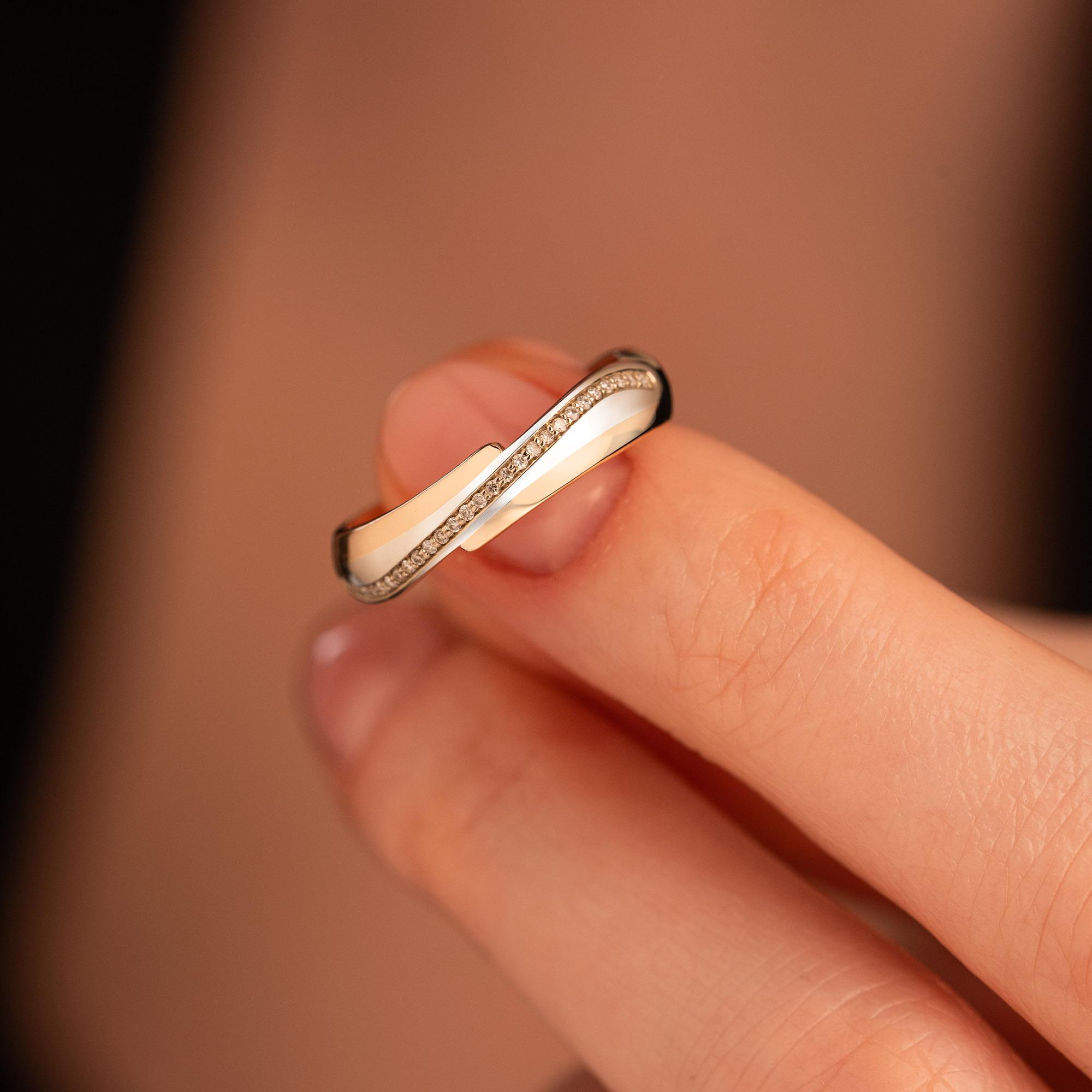 Кольцо из двух видов золота с бриллиантами 911927Б