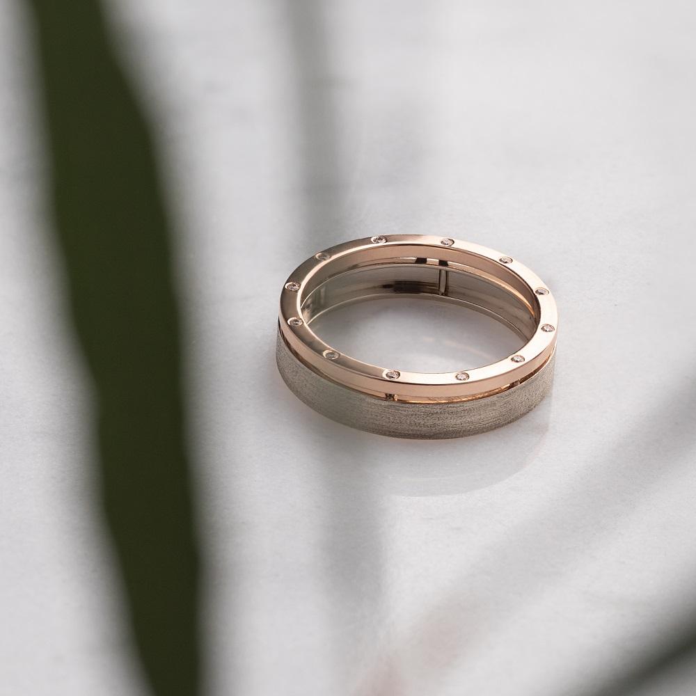 Кольцо из красного и белого золота с бриллиантами 911760Б