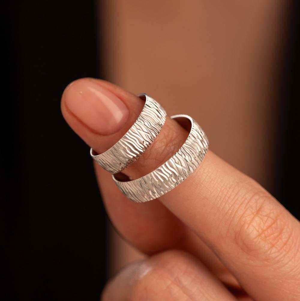 Обручальное кольцо из белого золота рифленое 510-000-090