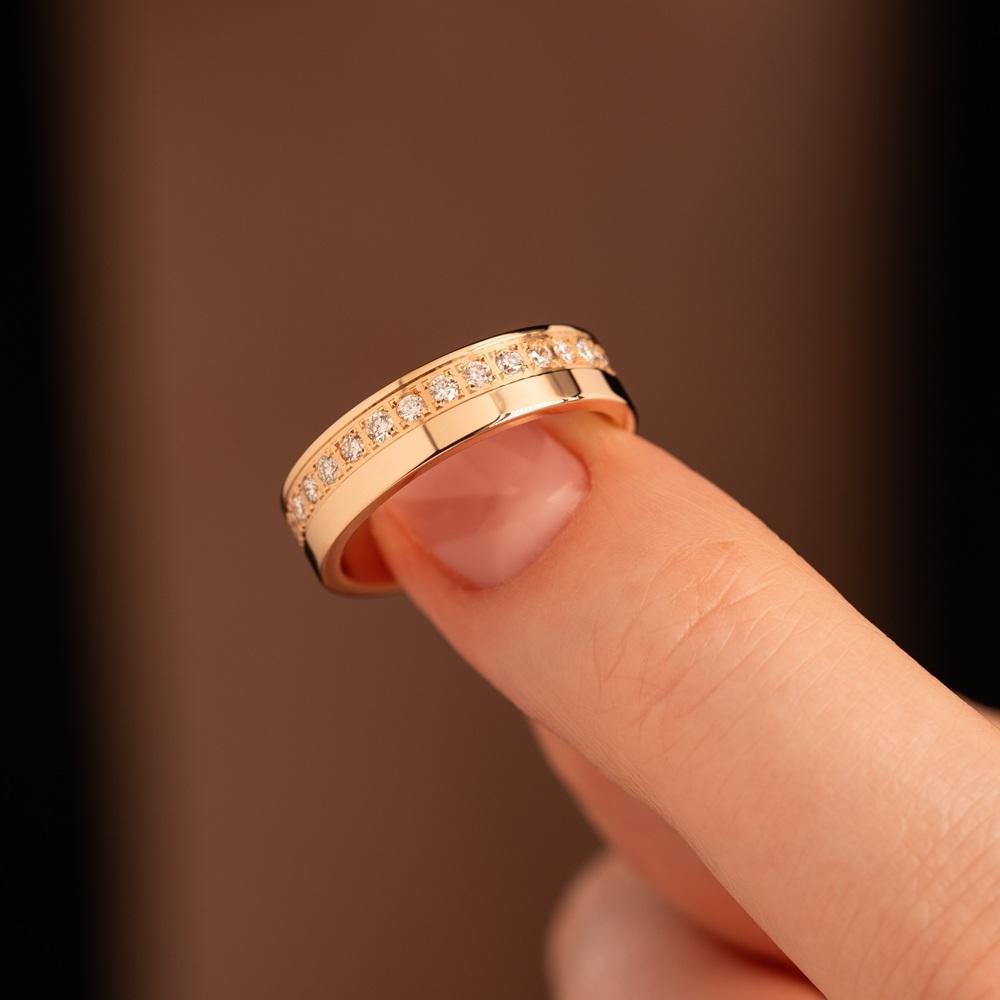 Обручальное кольцо-шайба из красного золота с бриллиантами по кругу 502-380-198