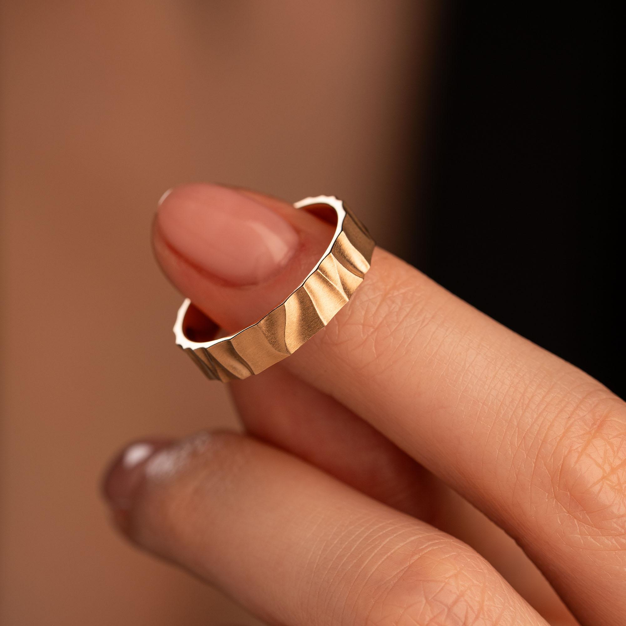 Фактурное обручальное кольцо из красного золота 911855