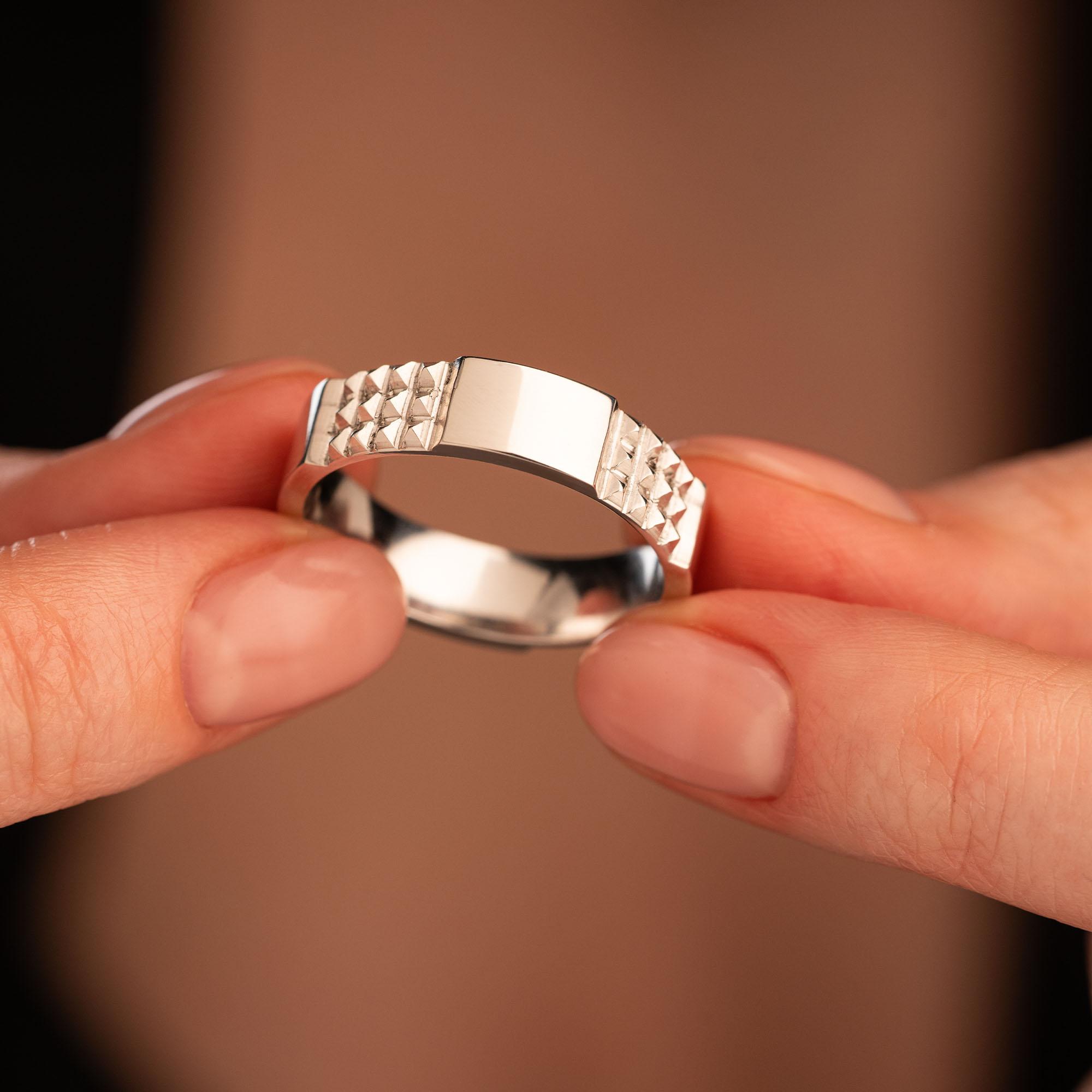 Обручальное кольцо из белого золота фактурное  710-000-292