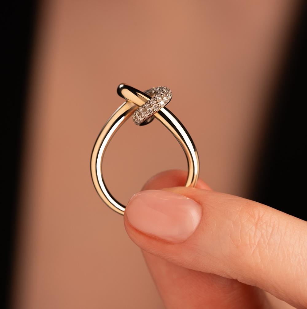 Витое кольцо из желтого золота с бриллиантами 931972Б