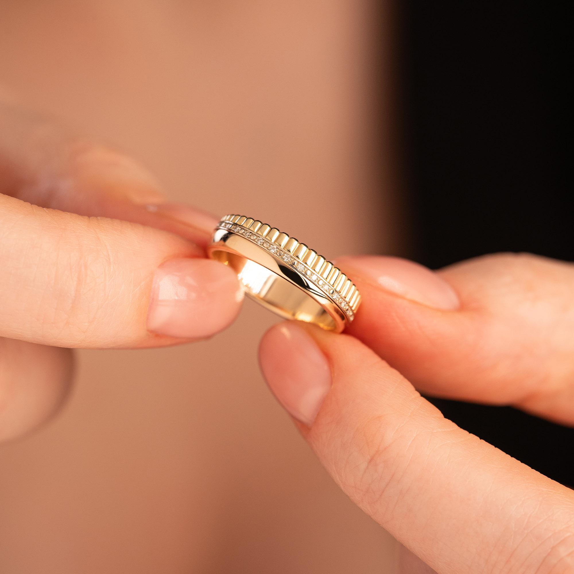 Обручальное кольцо из трех видов золота с бриллиантами 9111012Б