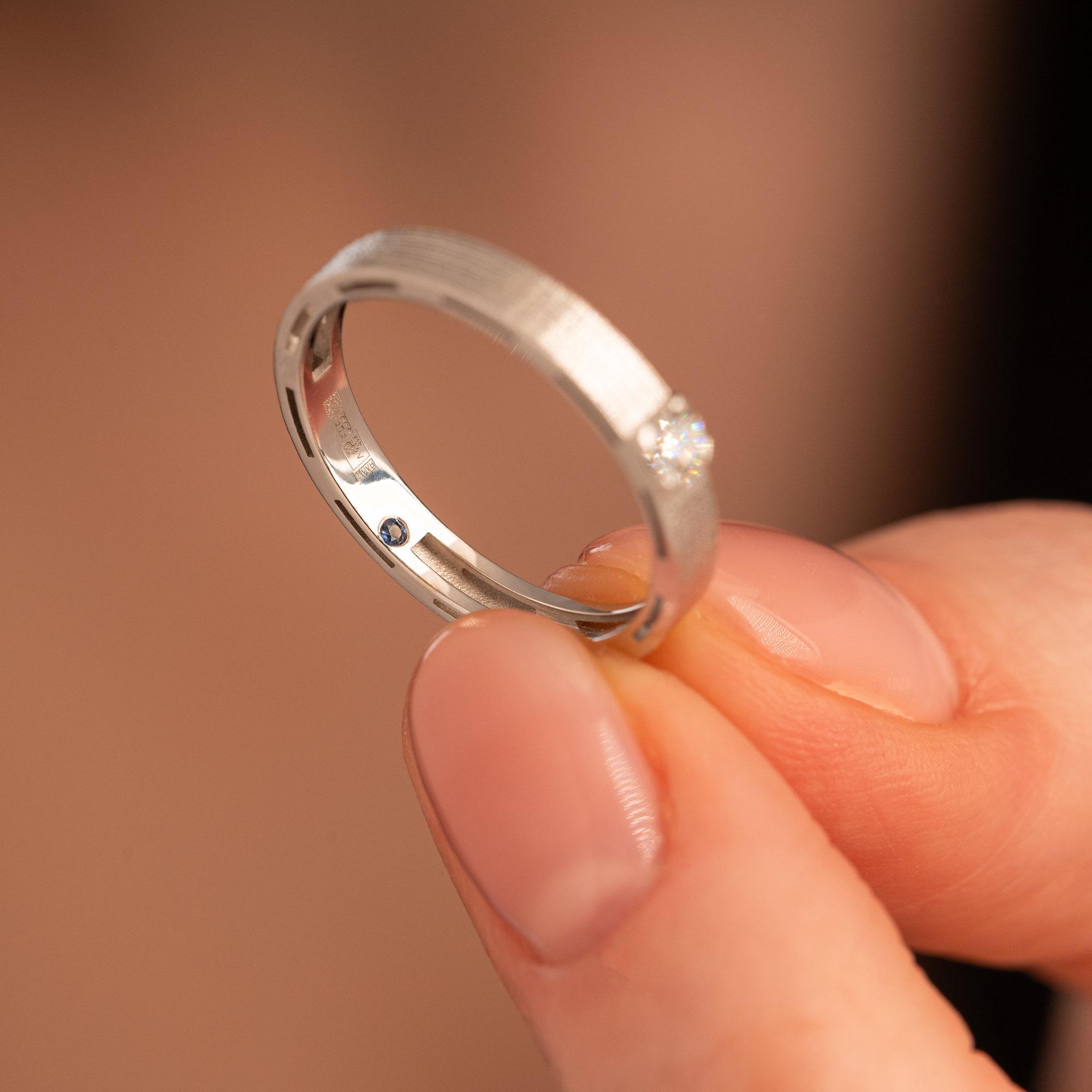 Обручальное кольцо из белого золота с бриллиантом и сапфиром 9211006Б