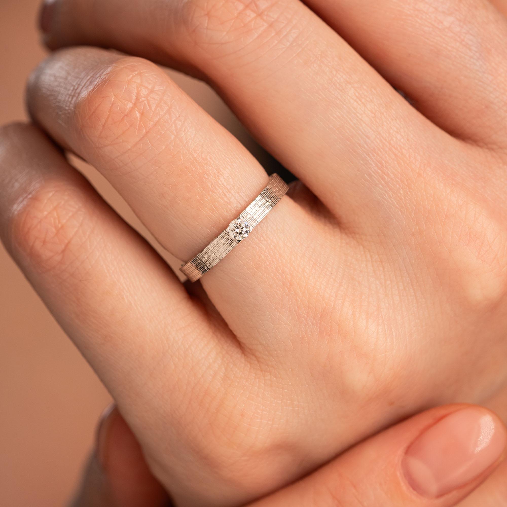 Обручальное кольцо из белого золота с бриллиантом и сапфиром 9211006Б