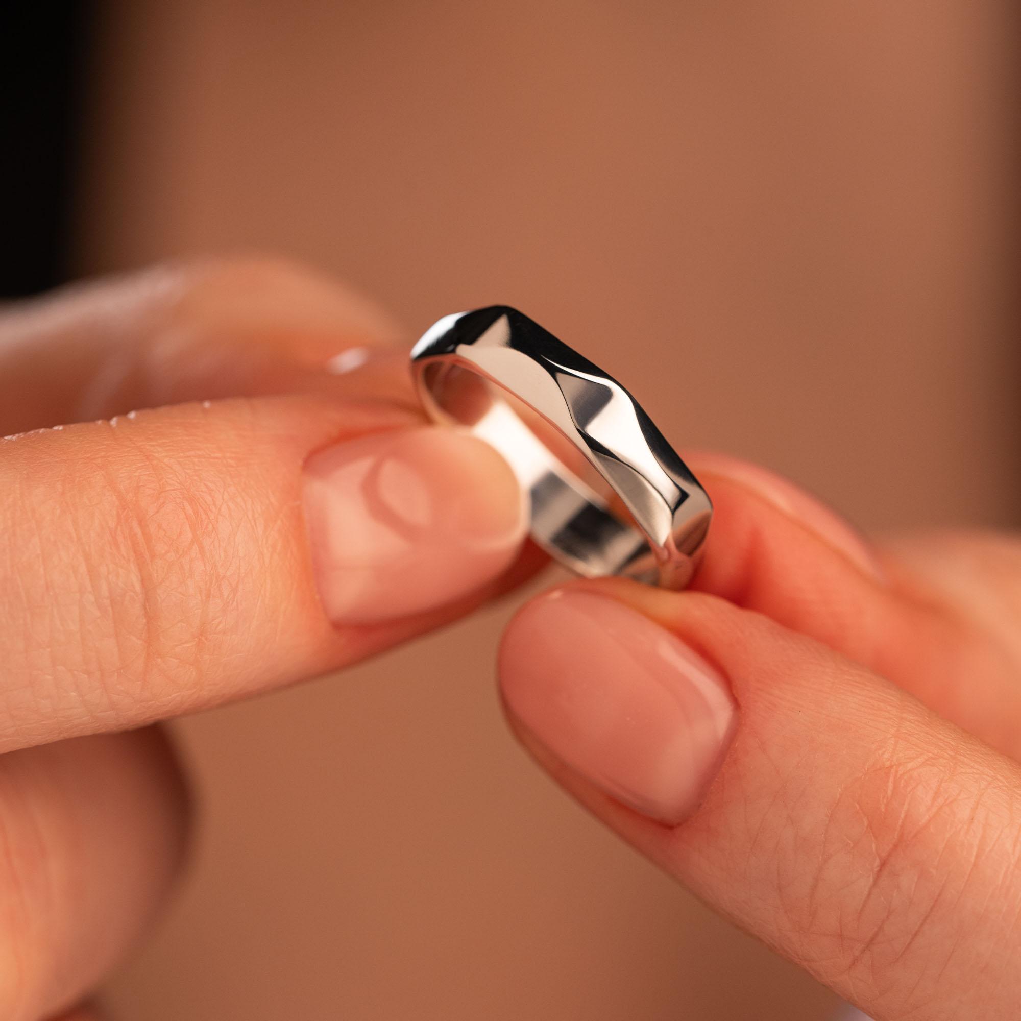 Обручальное кольцо из белого золота 710-000-220