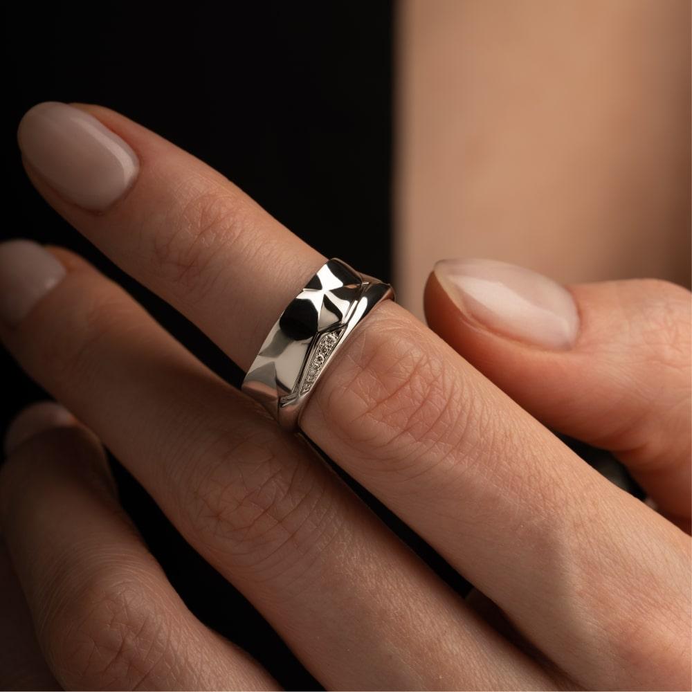 Обручальное кольцо из белого золота 585 пробы мятый металл 921759Б