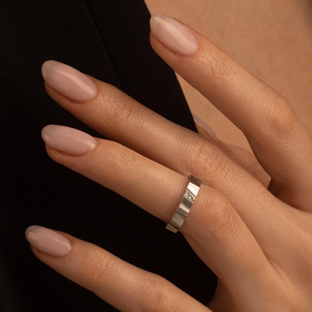 Кольцо из белого золота волной с 3 бриллиантами 921769Б