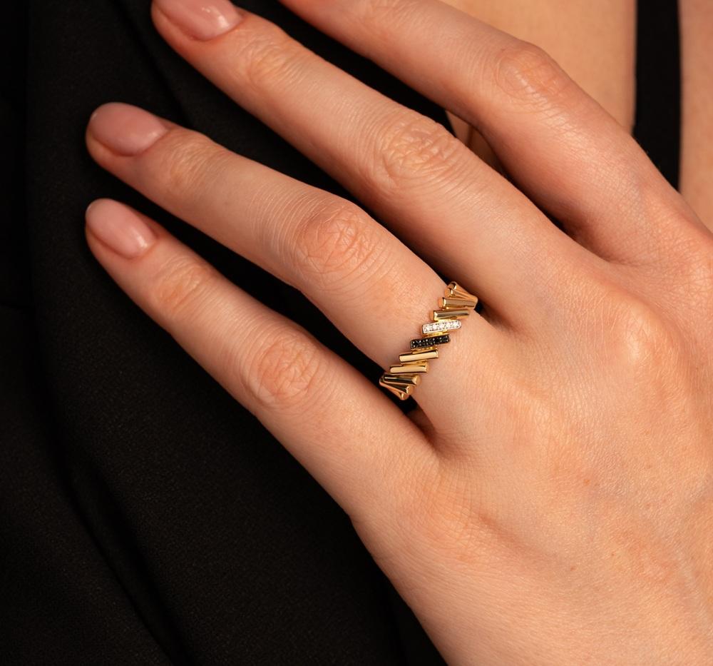 Кольцо из желтого золота с бриллиантами и рубином 931948Б