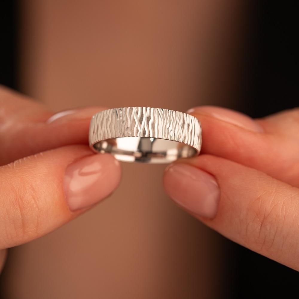 Обручальное кольцо из белого золота рифленое 510-000-090